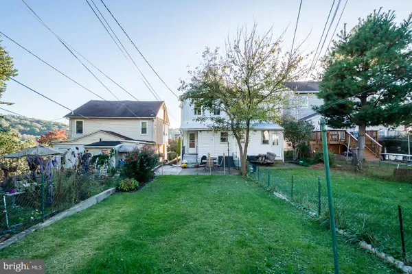 334 E 8TH AVE