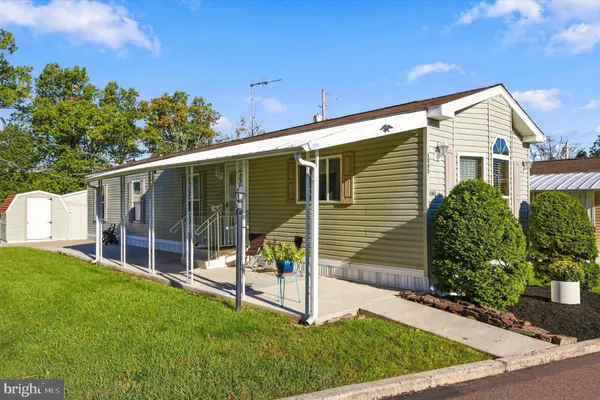 1045 PINE CIR