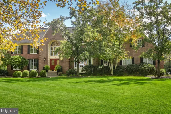 24 BUCKINGHAM DR
