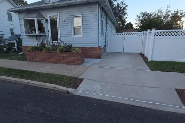 32 3RD AVE