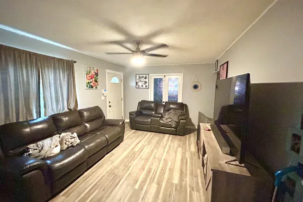 4 ABBEY PL