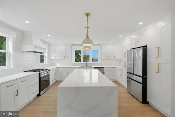 2404 RIVERVIEW TER