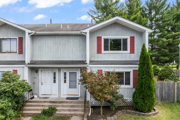 102 BENJAMIN CT