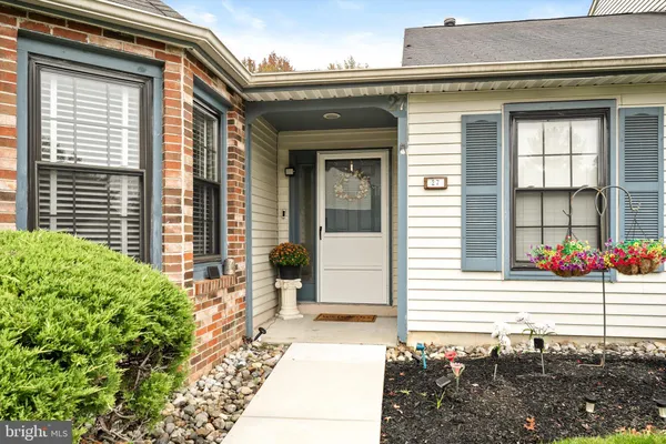 27 DEVON CT