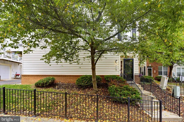 119 DANBURY SW
