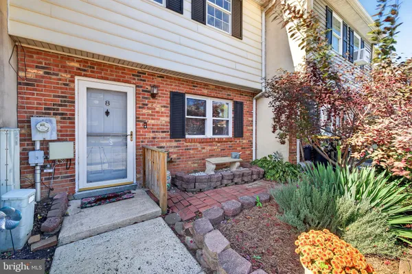8 JAMES CT
