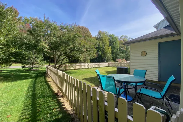 27 DEVON CT