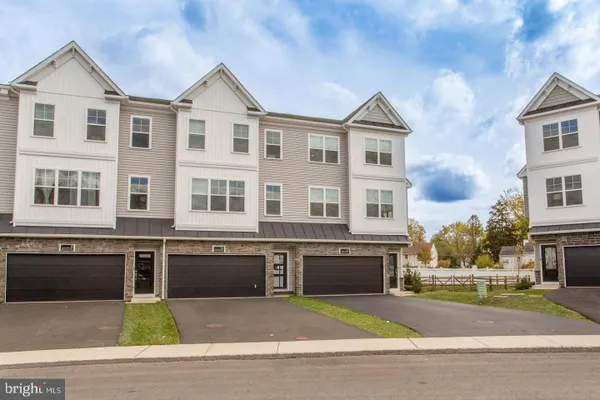 12 WARREN DR