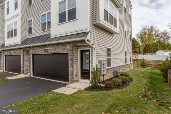 12 WARREN DR