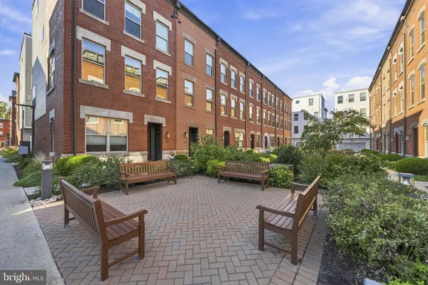1418 S LEITHGOW TER