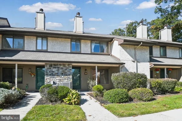241 HAMPSHIRE DR