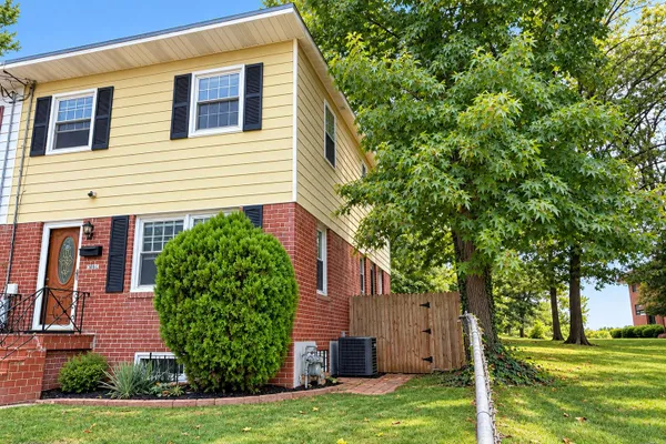 5001 GLASSMANOR DR