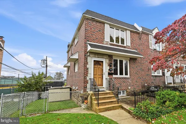 240 W WYNCLIFFE AVE