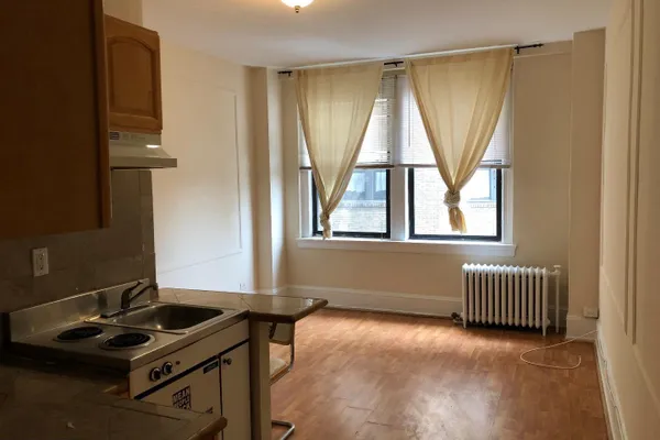 1324 LOCUST ST 1228