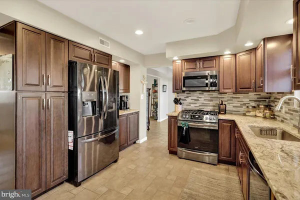 48 HICKORY LN