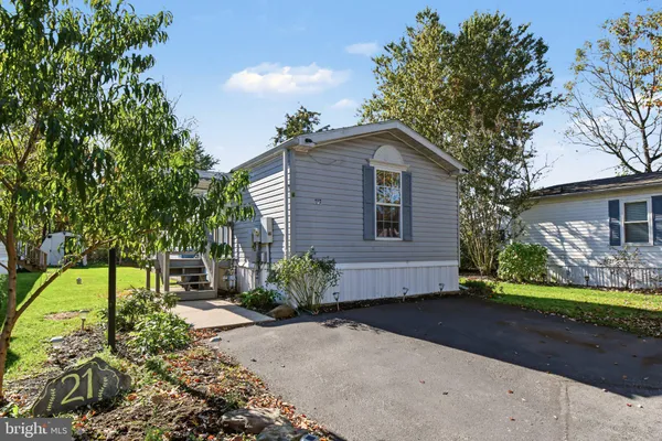 21 ROSEWOOD LN