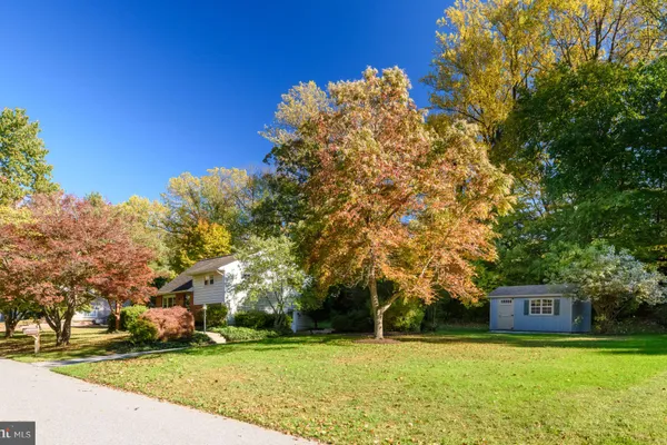 946 QUEEN DR