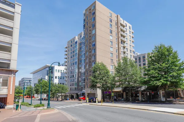 930 WAYNE AVE 201