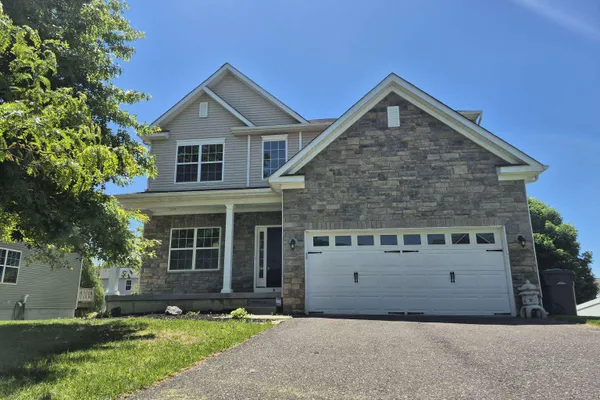 8 LOCUST LN