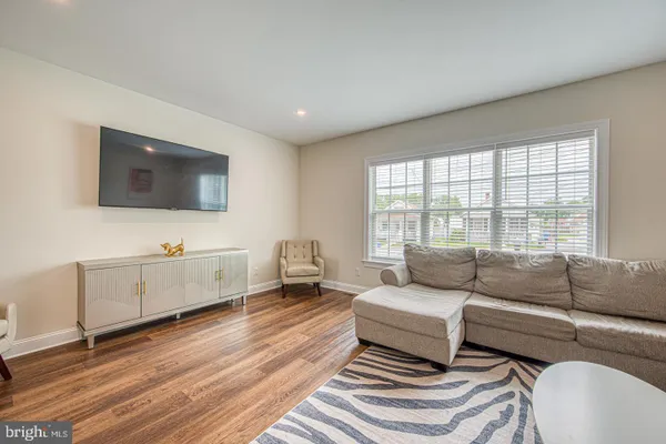 207 2ND AVE