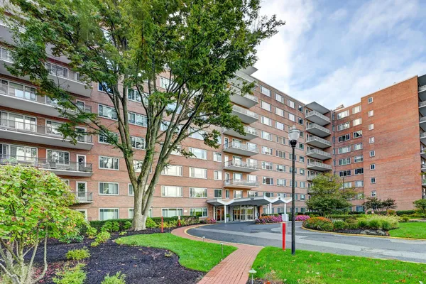 11 SLADE AVE 209