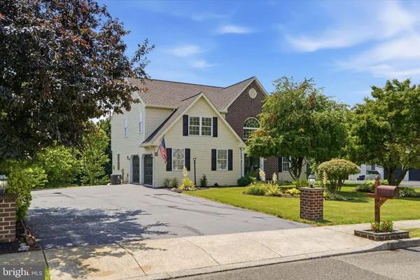 604 FARMINGDALE DR