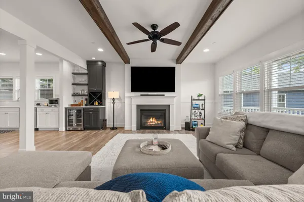 425 WALNUT DR