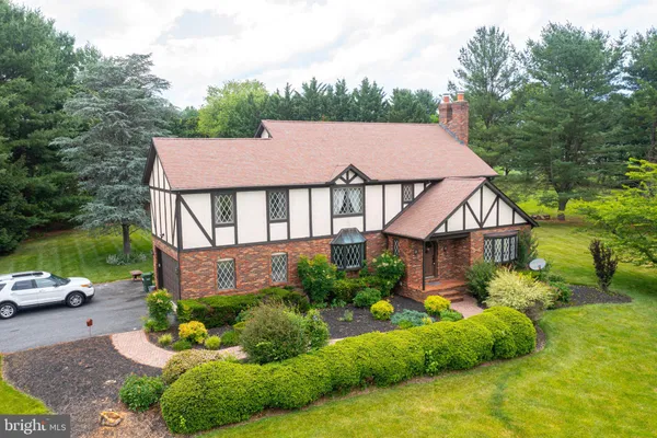2300 KINGS ARMS DR
