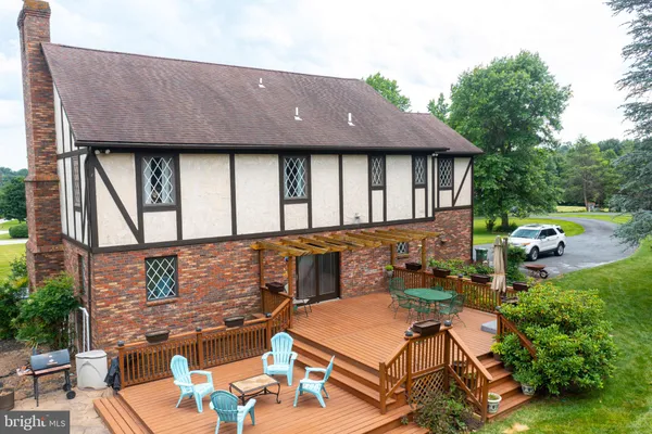 2300 KINGS ARMS DR