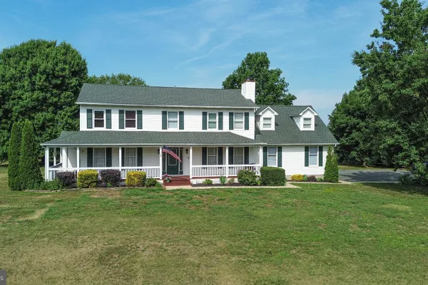 107 CHESTNUT LN