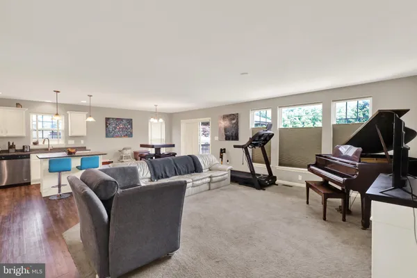 2 ROLLINGVIEW LN