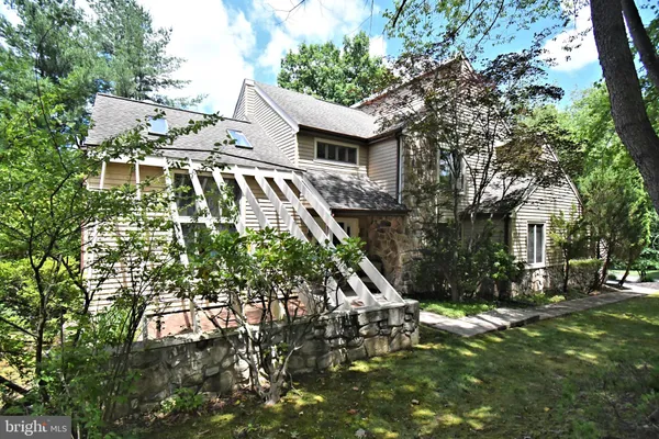 22 WYCHWOOD LN