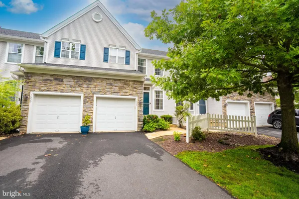 1604 YARROW CIR