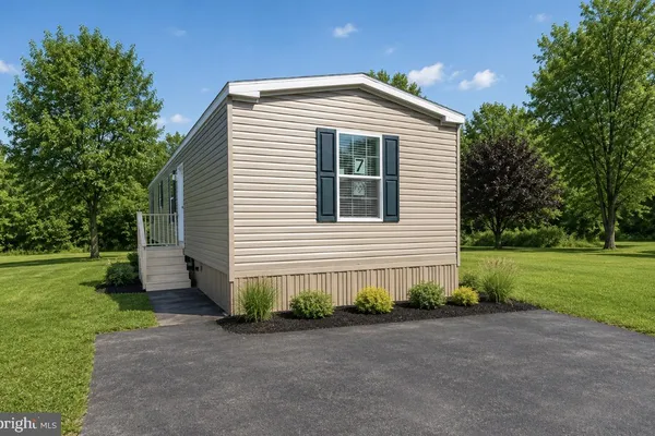 77 CIRCLE DR