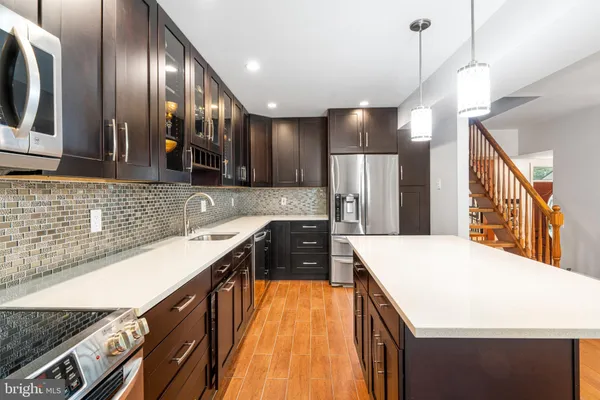 610 VALLEY STREAM CIR