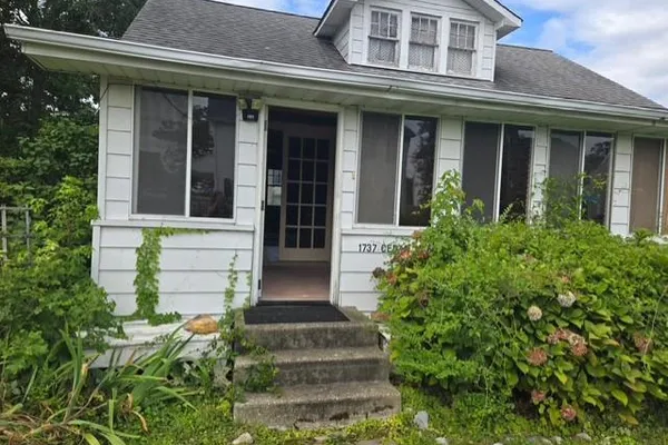 1737 CEDAR AVE