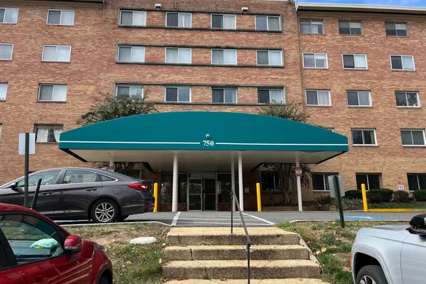 750 S DICKERSON ST 414