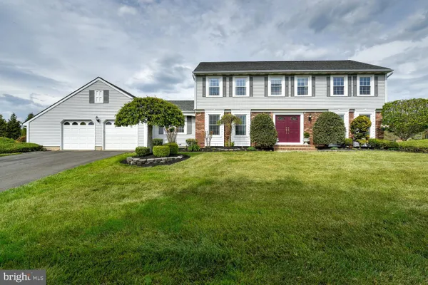 8 BRADFORD CT