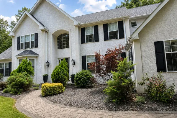 2 GREENBRIAR RD