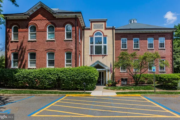5 ACADEMY CT