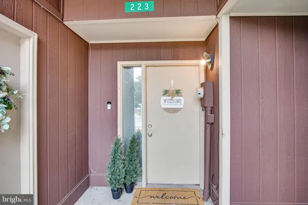 223 LEE CT
