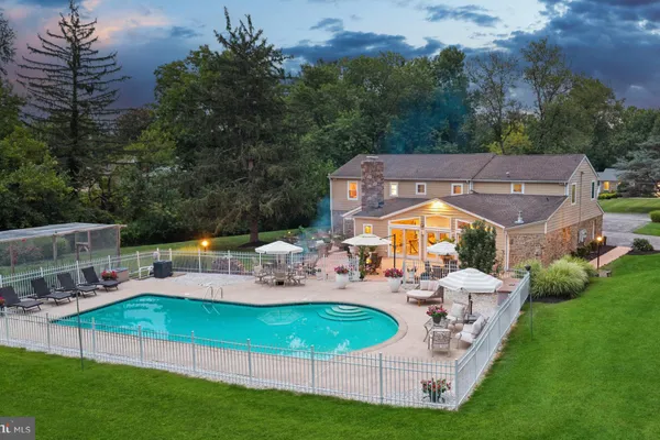300 CHAPELWOOD LN