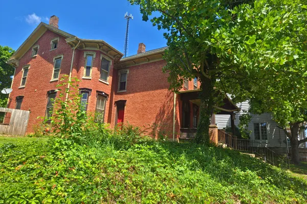 107 E MAIN ST