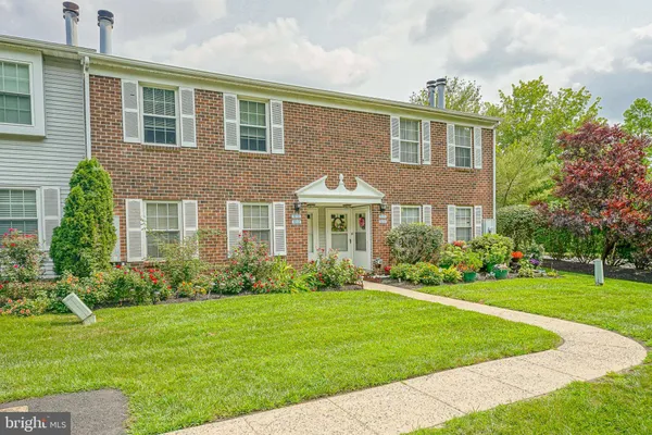 1213 HUNTINGDON MEWS