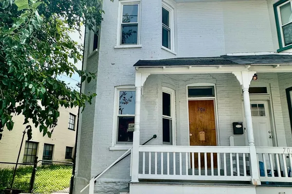 706 E WALNUT ST