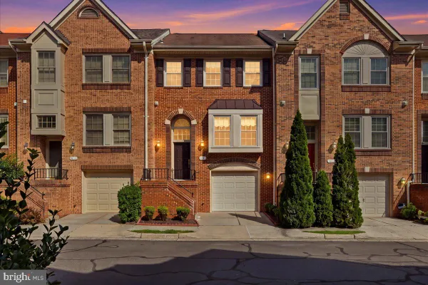 8015 MERRY OAKS CT