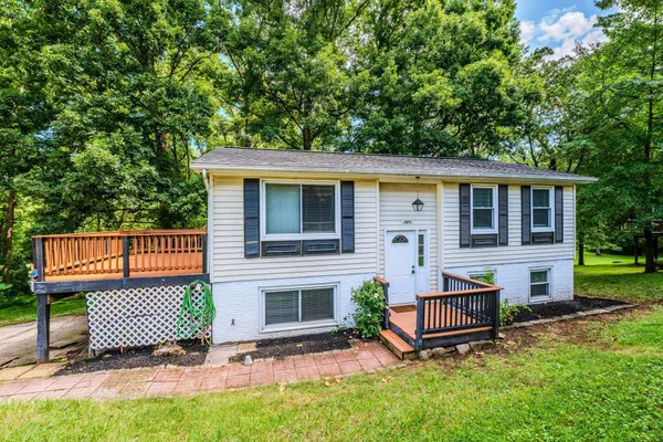 584 ROCKBRIDGE DR