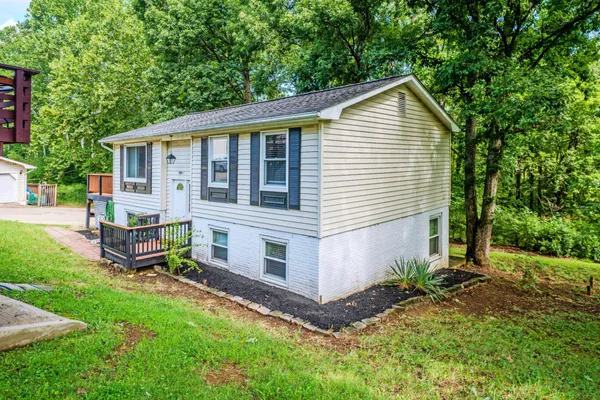 584 ROCKBRIDGE DR