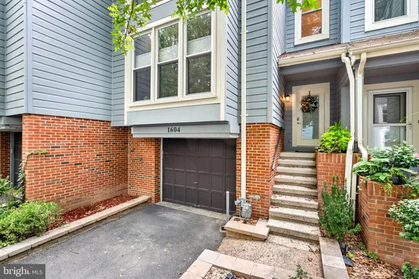 1604 APRICOT CT