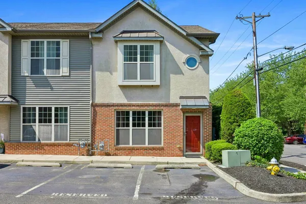 2 STATION LN